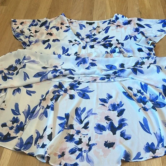 Torrid Georgette Peplum Blouse V Neck Flutter Sleeves Ivory & Blue Women Size 1X - Picture 10 of 12